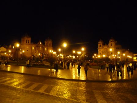 Cusco la grand place de nuit.JPG